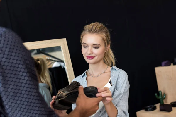 Young couple in boutique — Stock Photo