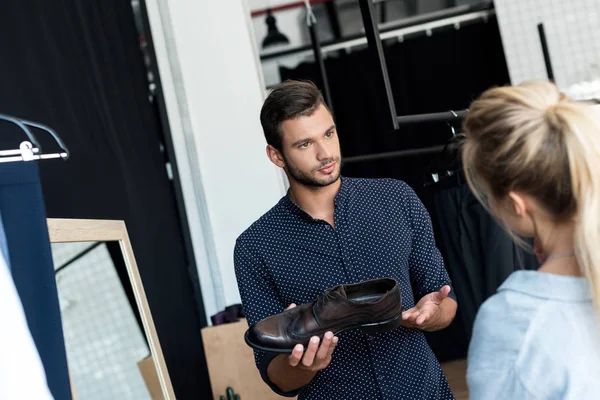 Young couple in boutique — Stock Photo