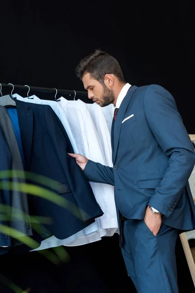 Hombre de negocios elegir traje en boutique - foto de stock