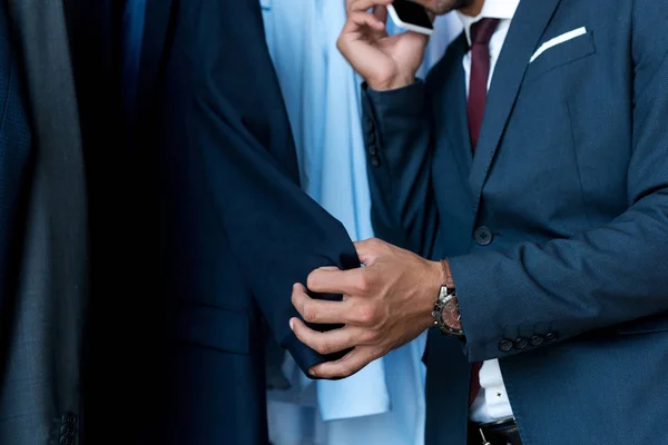 Homem de negócios falando no smartphone na boutique — Fotografia de Stock