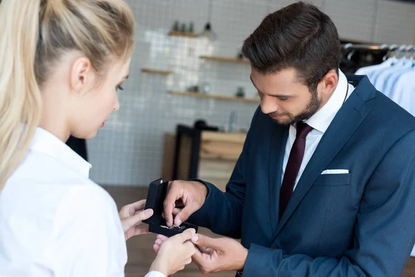 Uomo d'affari e venditore in boutique — Foto stock