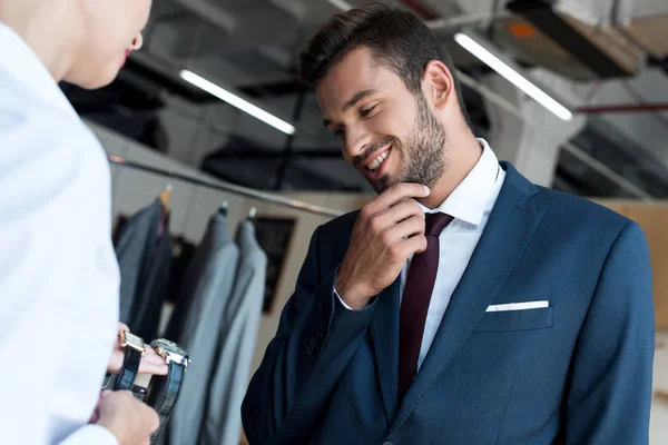 Hombre de negocios y vendedor en boutique - foto de stock