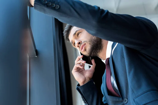 Empresário falando em Smartphone — Fotografia de Stock