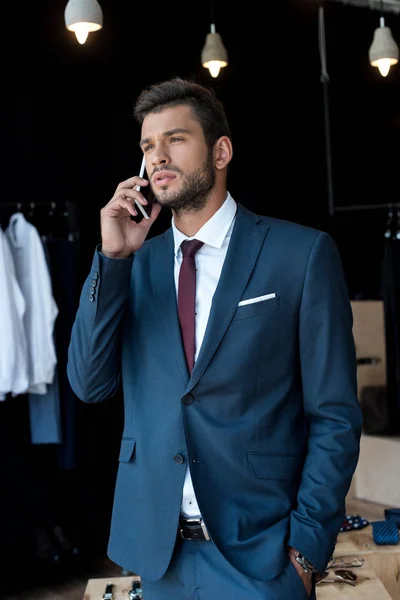 Businessman talking on smartphone — Stock Photo