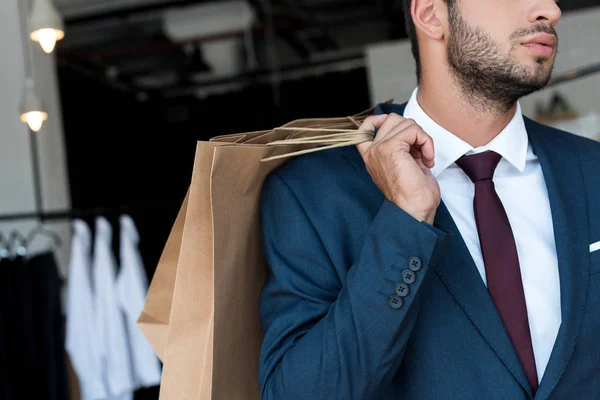 Homem de negócios com sacos de compras em boutique — Fotografia de Stock