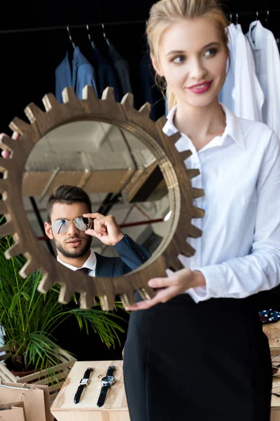 Kaufmann und Verkäufer in Boutique — Stockfoto