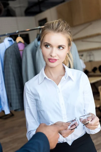 Hombre de negocios y vendedor en boutique - foto de stock