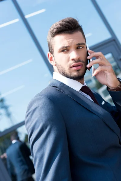 Homem de negócios usando smartphone — Fotografia de Stock