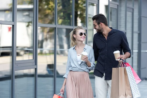 Pareja joven con bolsas de compras - foto de stock