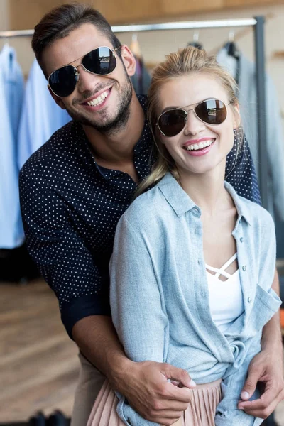 Молодая пара в бутике — стоковое фото