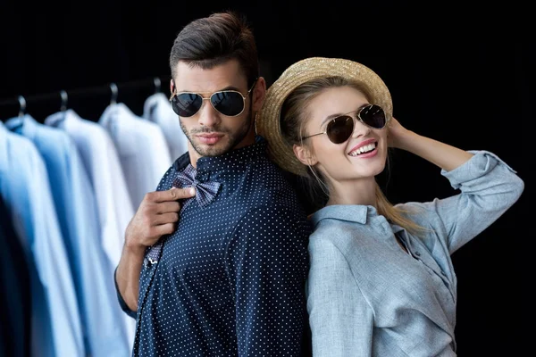 Pareja joven en boutique - foto de stock