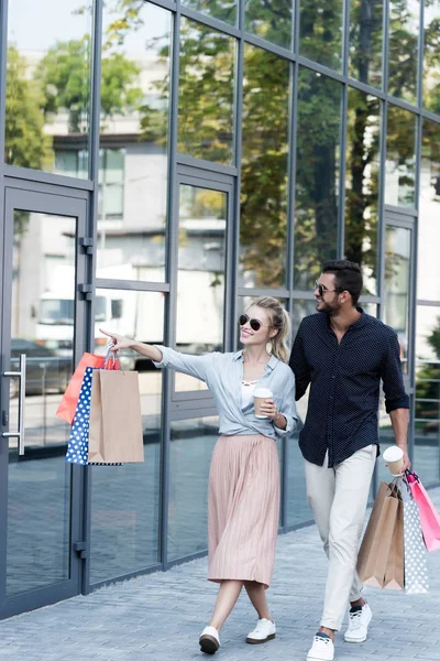 Pareja joven con bolsas de compras - foto de stock