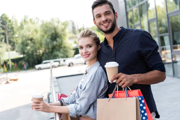 Jovem casal com sacos de compras — Fotografia de Stock