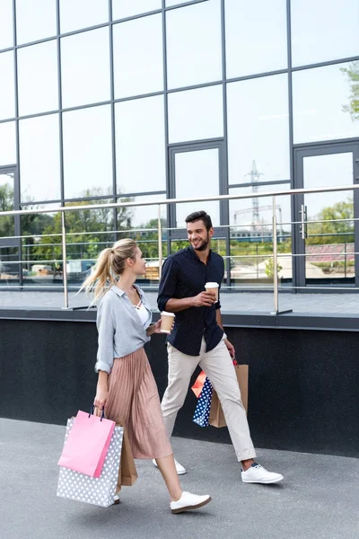 Pareja joven con bolsas de compras - foto de stock