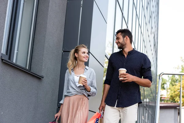 Pareja joven con bolsas de compras - foto de stock