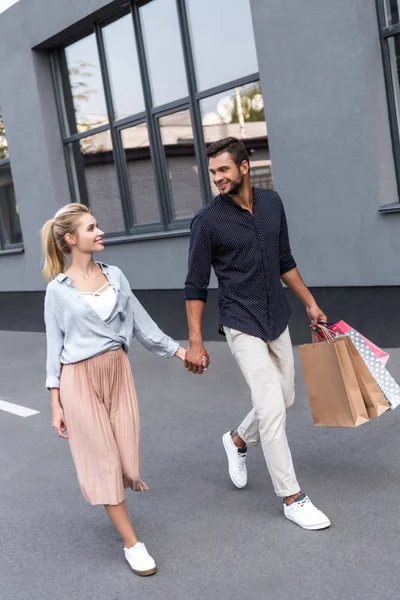 Young couple with shopping bags — Stock Photo