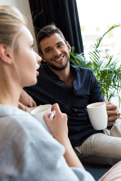 Couple drinking coffee — Stock Photo