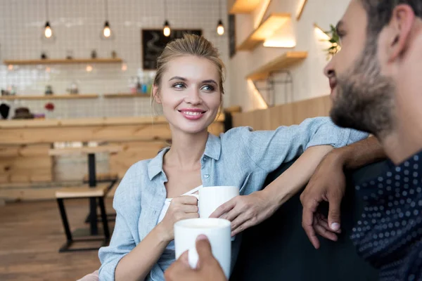 Молода пара в кафе — стокове фото