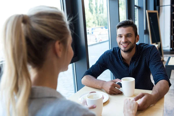 Jovem casal no café — Fotografia de Stock