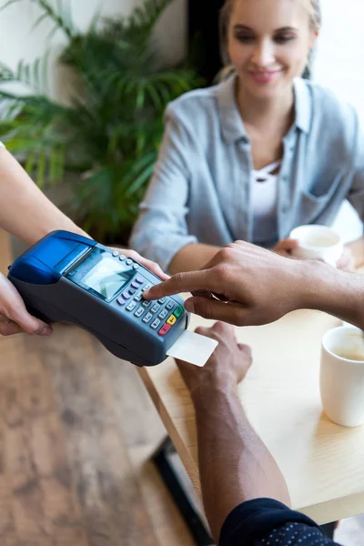 Pago con tarjeta de crédito y terminal - foto de stock