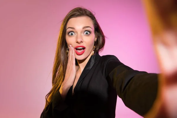 Überraschte Frau macht Selfie — Stockfoto