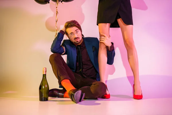 Casal com champanhe e balões — Fotografia de Stock