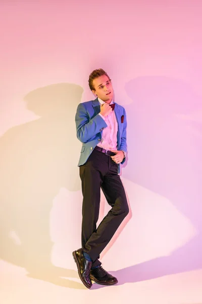 Mann posiert im blauen Anzug — Stockfoto