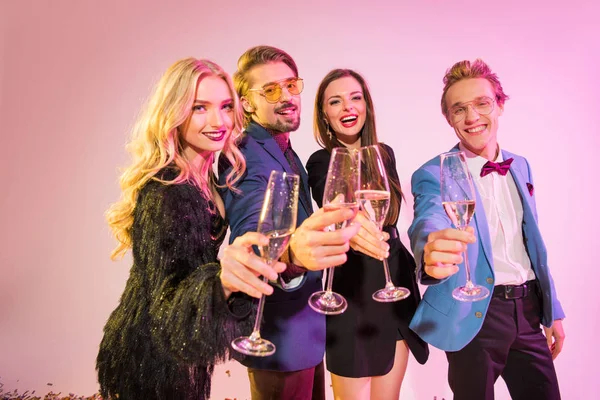 Amigos tintineando con champán en la fiesta - foto de stock