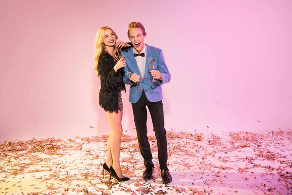 Casal com taças de champanhe na festa — Fotografia de Stock