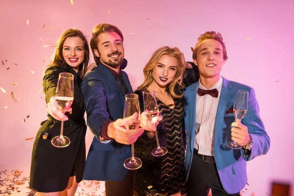 Amigos celebrando con champán - foto de stock
