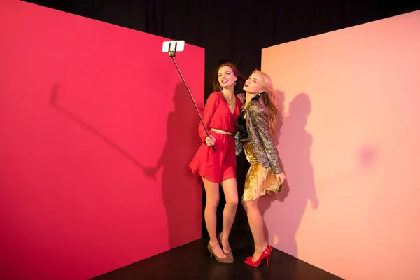 Chicas tomando selfie en el teléfono inteligente - foto de stock