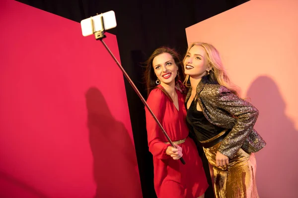 Meninas glamourosas tomando selfie — Fotografia de Stock
