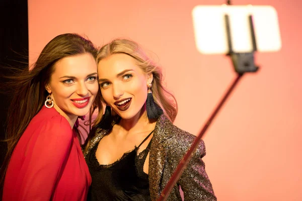 Chicas glamorosas tomando selfie en el teléfono inteligente - foto de stock