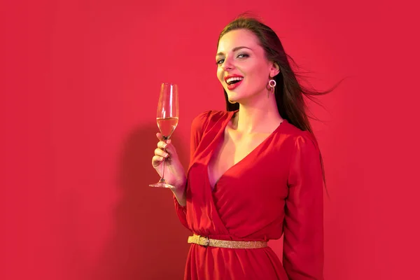 Donna attraente con champagne — Foto stock