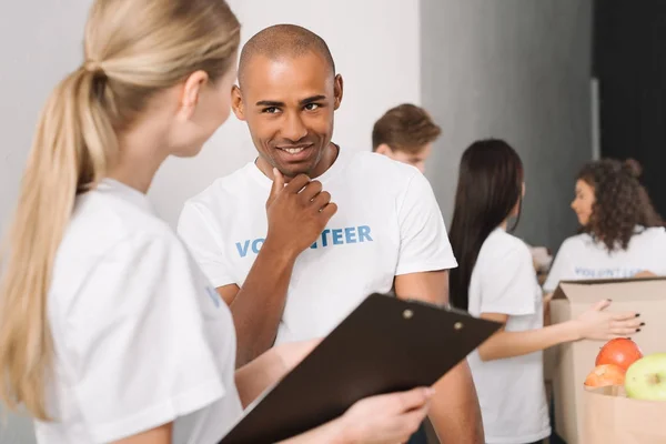 Freiwillige arbeiten zusammen — Stockfoto