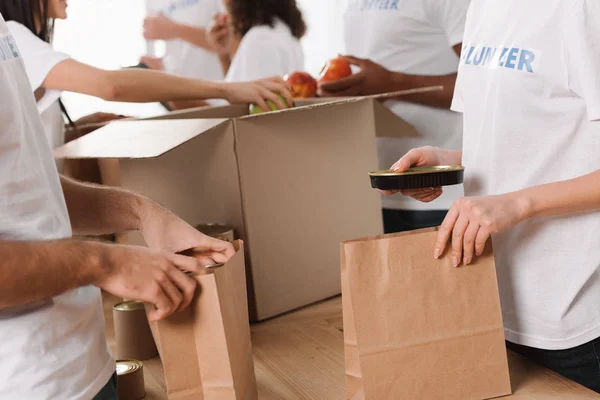 Voluntarios empacando comida para caridad - foto de stock