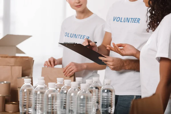 Voluntarios trabajando juntos - foto de stock
