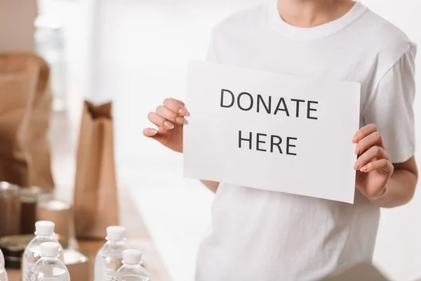 Voluntario con pancarta de caridad - foto de stock