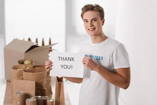 Voluntario con cartel de agradecimiento - foto de stock