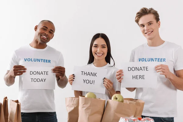 Volontari con cartelli di beneficenza — Foto stock