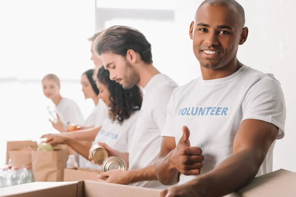 Voluntário mostrando polegar para cima — Fotografia de Stock