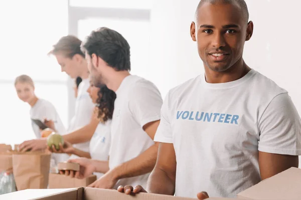 Voluntario afroamericano - foto de stock