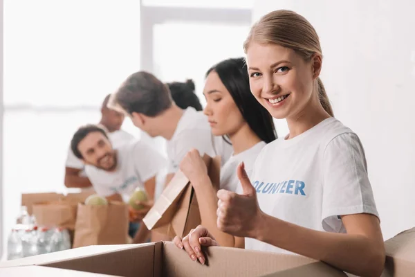 Voluntario mostrando pulgar hacia arriba - foto de stock