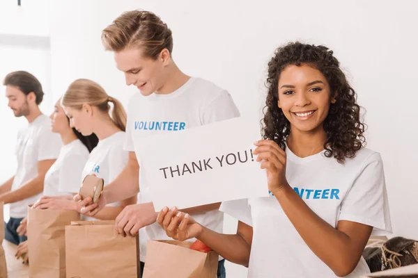 Voluntario sosteniendo cartel de caridad - foto de stock