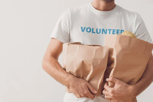 Voluntario con bolsas de papel - foto de stock