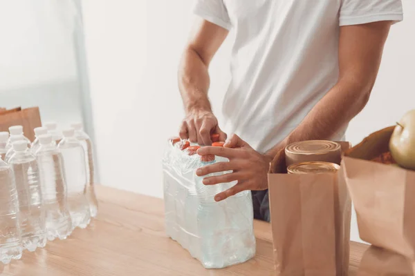 Волонтерський відкриваючий пакет пляшок води — стокове фото