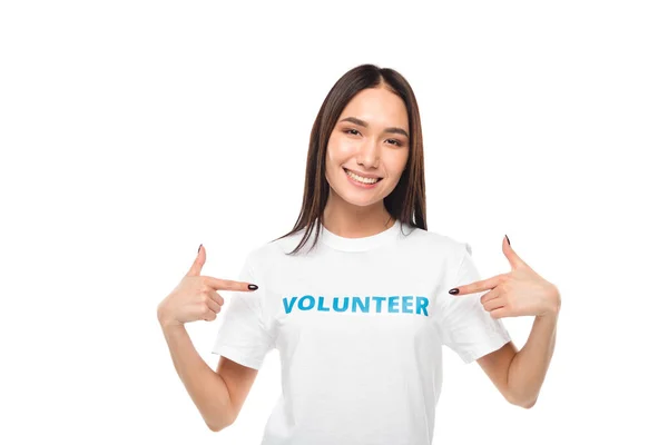 Ehrenamtliche zeigen auf Schild am T-Shirt — Stockfoto