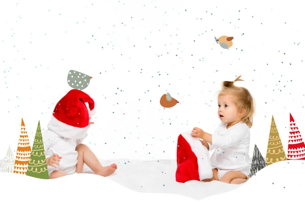 Niños pequeños en sombreros de santa - foto de stock