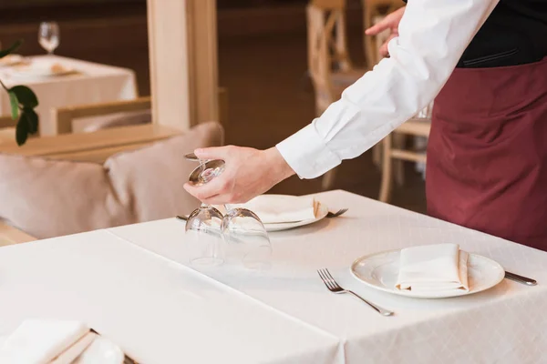 Serveur mettre des verres à vin sur la table — Photo de stock