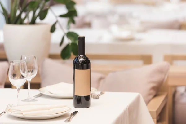 Пляшка червоного вина — стокове фото